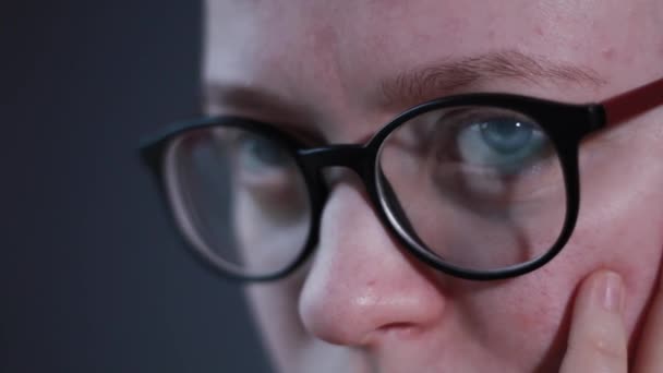 Frau mit Brille sieht Monitor, surft im Internet - Filmmaterial, Video