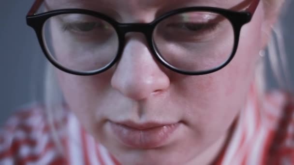 Gözlüklü kadın gözlüklü monitör, internette sörf yapıyor - Video, Çekim