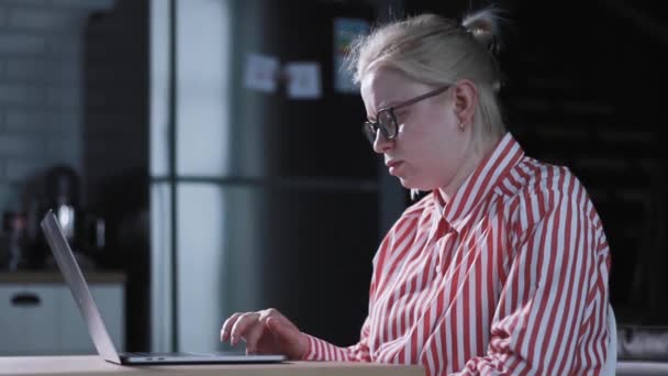 Houkutteleva nuori nainen, joka käyttää kannettavaa tietokonetta kotona. Liiketoiminta ja teknologia digitaalinen markkinointi rento elämäntapa käsite
. - Materiaali, video