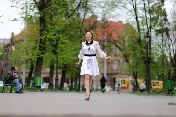Happy girl running in the park - Fotoğraf, Görsel
