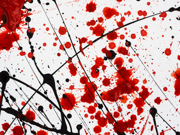Csöpögő fekete és piros foltok a festék hasonló a vér áramló tüzelőanyag-fröccsenések, cseppek és nyomok. - Fotó, kép