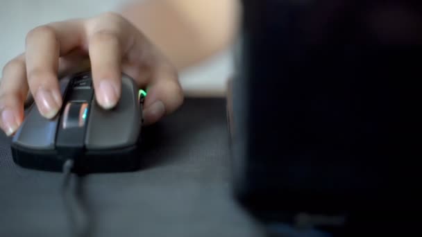 4k dolly shot, a mão da menina está jogando um mouse de computador
 - Filmagem, Vídeo
