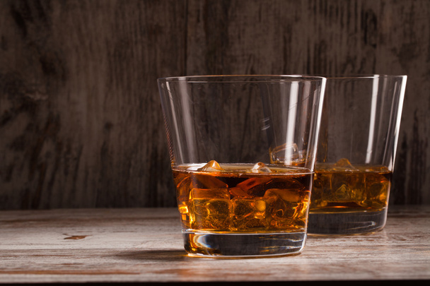 two glasses of whiskey - Fotoğraf, Görsel