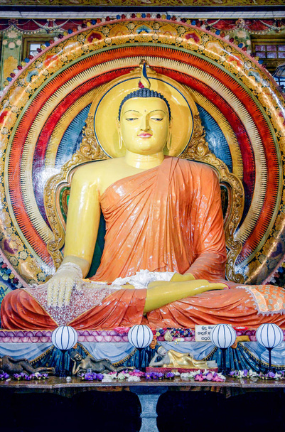 Buddha szobrok Gangaramaya templomban Colombo - Fotó, kép
