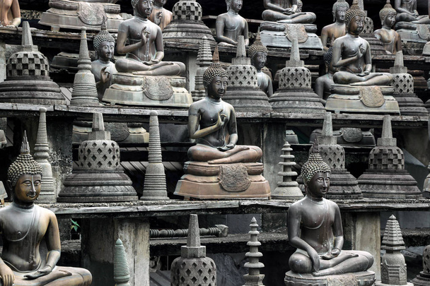 Posągi Buddy w świątyni Gangaramaya w Kolombo - Zdjęcie, obraz