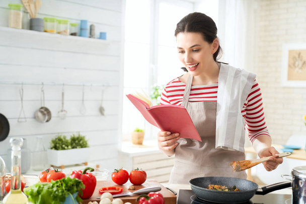 woman is preparing proper meal - Foto, Imagem