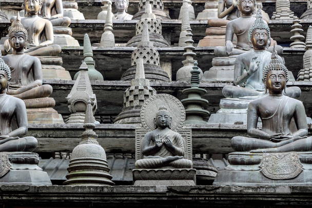 Estatuas de Buda en el Templo de Gangaramaya en Colombo
 - Foto, imagen
