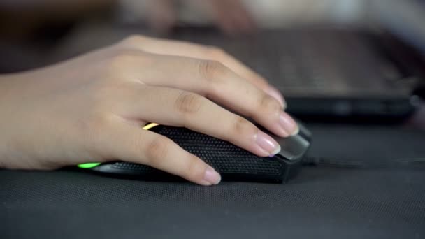 4k dolly atış zoom, kız eli bir bilgisayar fare oynuyor - Video, Çekim