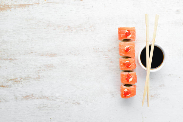 Sushi roll with salmon, mussels and caviar. Japanese cuisine. Top view. - Foto, Bild
