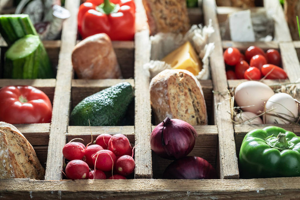 Σπιτικά συστατικά για σάντουιτς με λαχανικά, τυρί και βότανα - Φωτογραφία, εικόνα