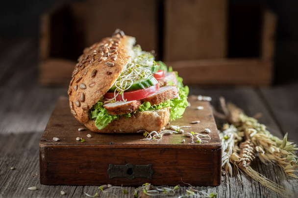 Fresh sandwich with roasted chicken, lettuce and tomato - Foto, imagen