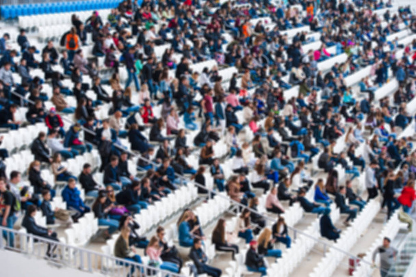 folla offuscata di spettatori su uno stadio
 - Foto, immagini