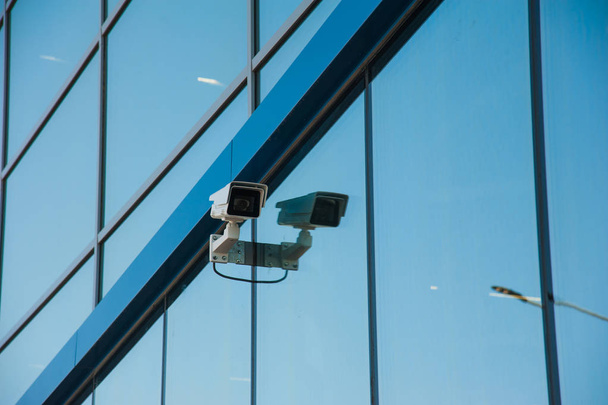 moderne Videokamera. Konzept der Überwachung und Überwachung. - Foto, Bild