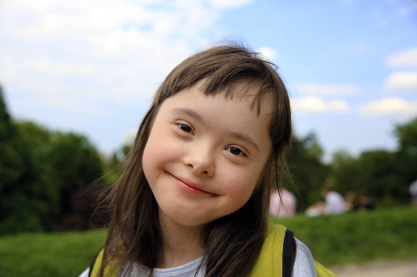 Ritratto di bambina sorridente nel parco - Foto, immagini