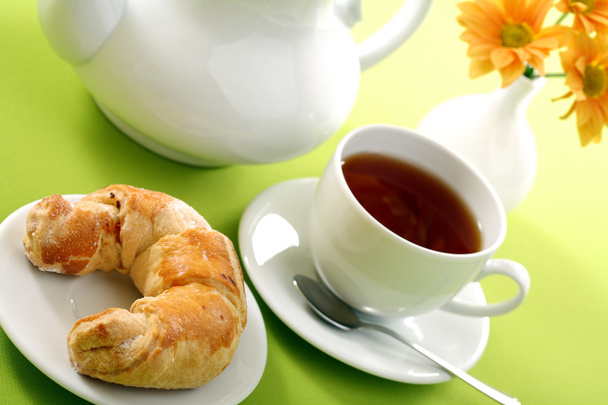 Концепция завтрака с кофе и круассаном
 - Фото, изображение