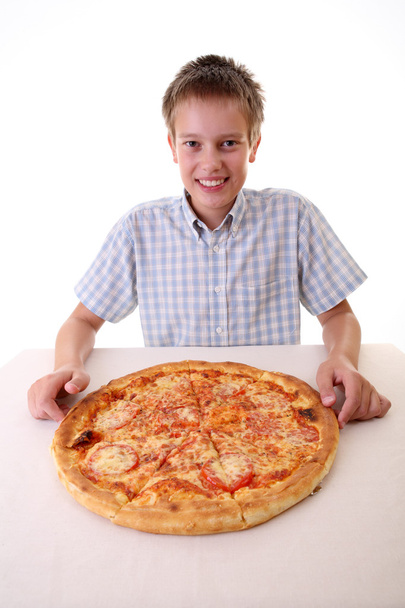 Pizza yiyen genç çocuk. - Fotoğraf, Görsel