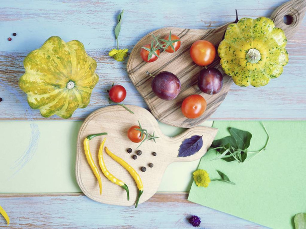 Sebze, meyve, baharat, ahşap bir masada yeşillik, kesme tahtaları, üst görünüm, yaz mevsimi, sonbahar, sağlıklı gıda pişirme - Fotoğraf, Görsel