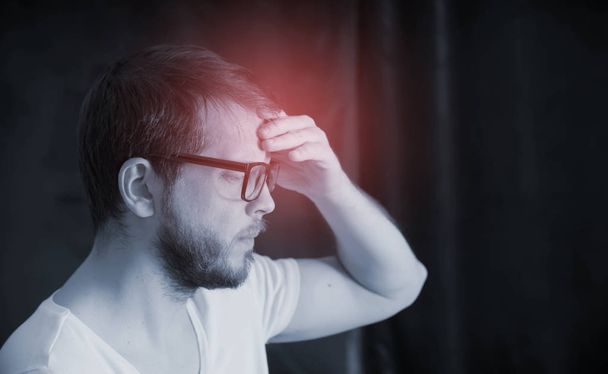 Uomo con mal di testa che soffre di dolore
 - Foto, immagini
