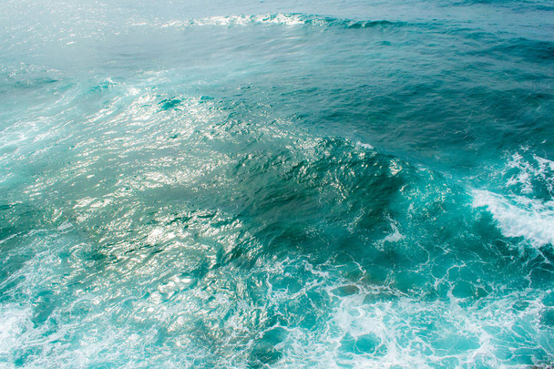 風の強い天候のアドリア海。波と泡、太陽が水に眩しい。上からの眺め. - 写真・画像