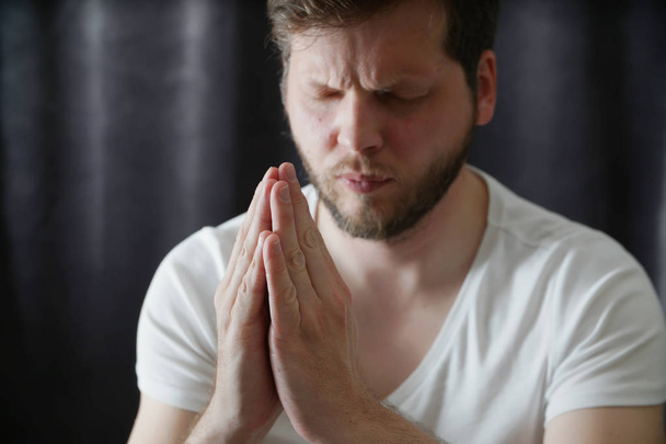 homem orando close up retrato
   - Foto, Imagem