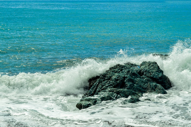 Duże fale rozbijające się na brzegu pianką morską - Zdjęcie, obraz