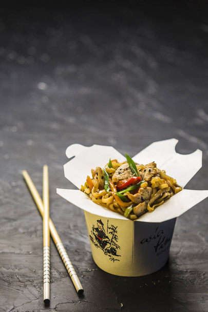 Fideos de jalá wok en una caja
 - Foto, imagen