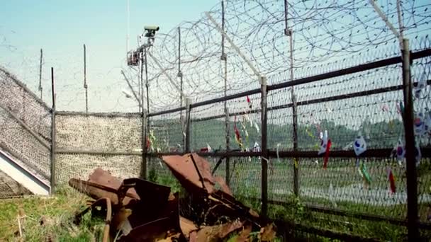 Szögesdrót kerítés az Imjingak Peace Park béke szalagok csatolt - Felvétel, videó