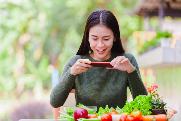 Asiático bela menina comendo salada vegetal
 - Foto, Imagem