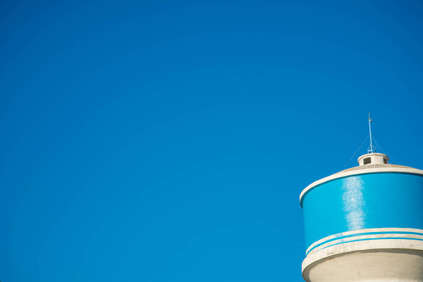 Serbatoio di trattamento delle acque Impianto Acqua e cielo blu sfondo
. - Foto, immagini