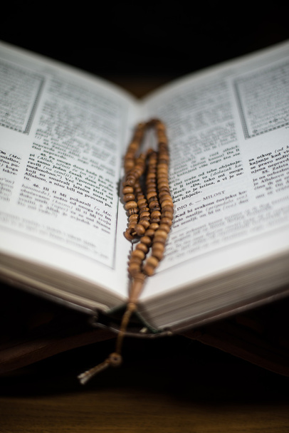 Pages of holy koran and rosary at the book - Foto, imagen