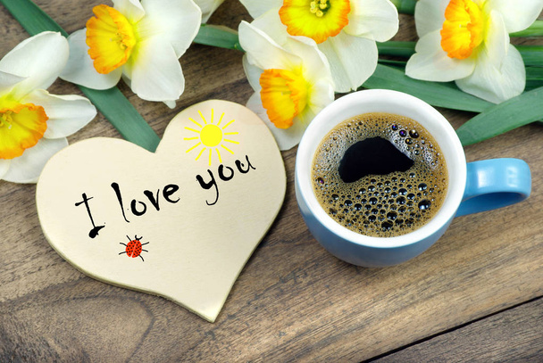 Dzień dobry, Mama. Karta okolicznościowa na dzień matki. Filiżanka kawy i wiosennych kwiatów na drewnianym stole - Zdjęcie, obraz