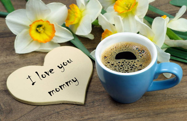 Dzień dobry, Mama. Karta okolicznościowa na dzień matki. Filiżanka kawy i wiosennych kwiatów na drewnianym stole - Zdjęcie, obraz
