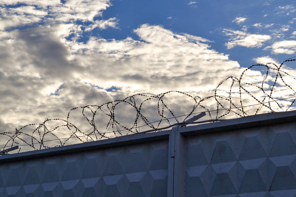 забор с колючей проволокой - Фото, изображение