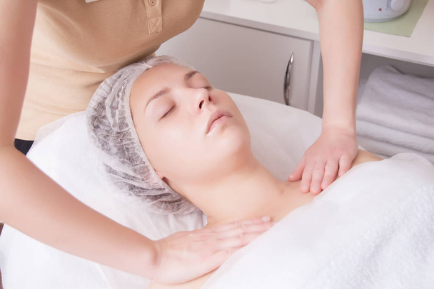 Close-up de jovem mulher recebendo ombros e decote massagem do terapeuta de massagem
. - Foto, Imagem