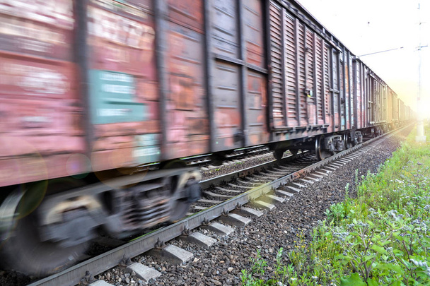 Грузовой поезд, железнодорожные вагоны с эффектом размытия движения. Транспорт, железная дорога
. - Фото, изображение