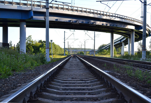 自動車高架下の鉄道線路 - 写真・画像
