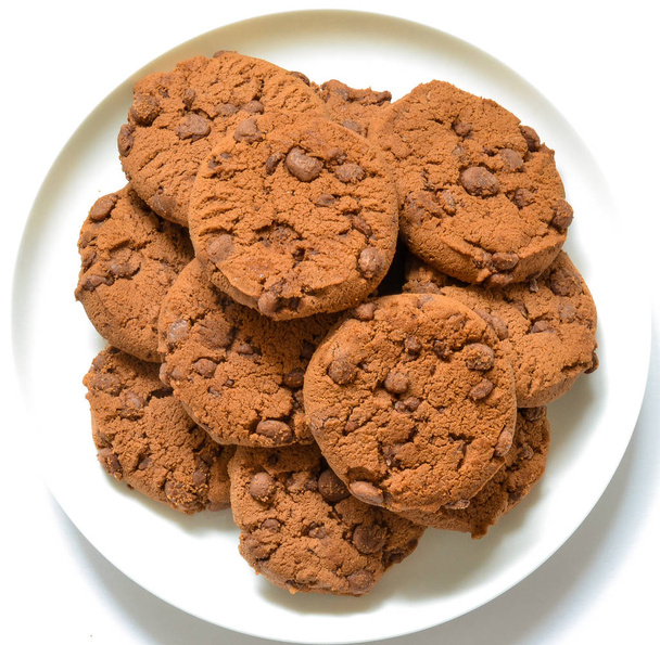 Biscotti con cioccolato su un piatto bianco. Fondo isolato
 - Foto, immagini