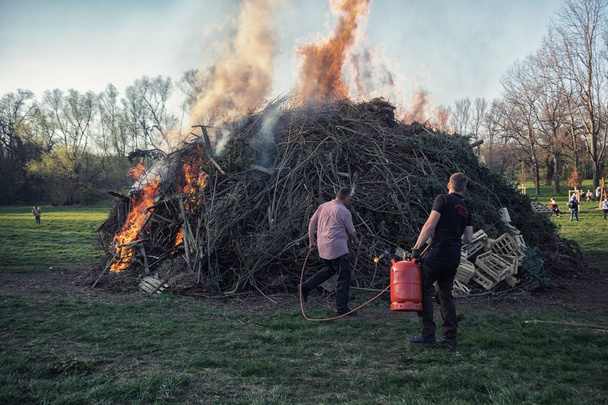 Los hombres encienden con la llama de gas la hoguera de Pascua, festival de hogueras según la vieja tradición alemana en Weimar, Tiefurt 2019
 - Foto, imagen