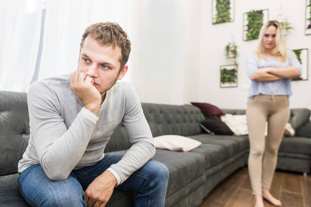 Nešťastní mladí manželé hádání v obývacím pokoji. - Fotografie, Obrázek