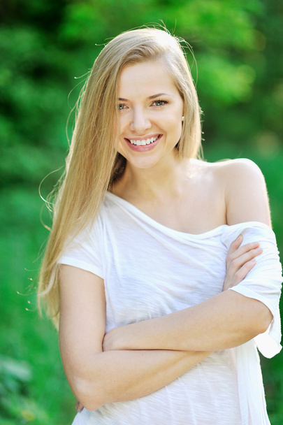 Muotokuva nuori hymyilevä kaunis nainen - Valokuva, kuva