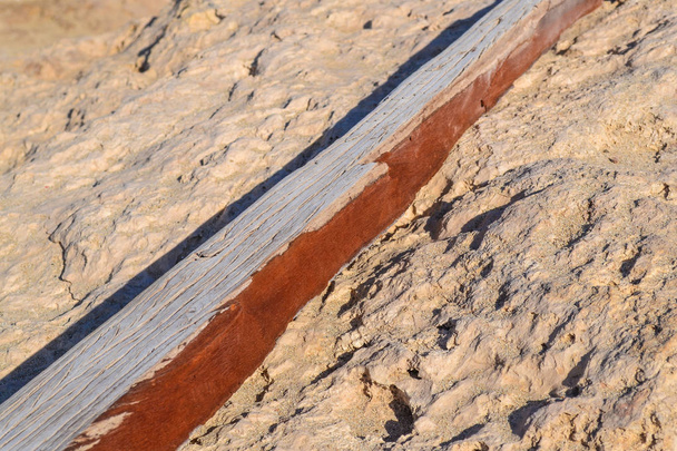 Un viejo bloque de madera arrojado del mar a la orilla. Marrón adentro
 - Foto, imagen
