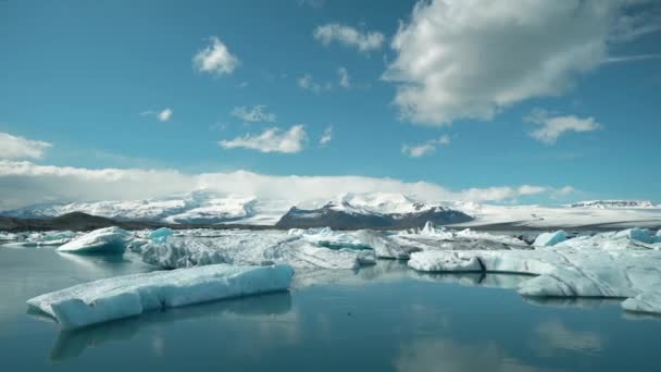 湖の氷山 - 映像、動画