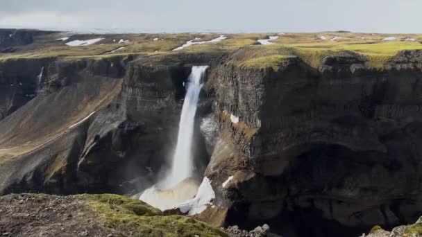 Große Schlucht mit Wasserfall - Filmmaterial, Video