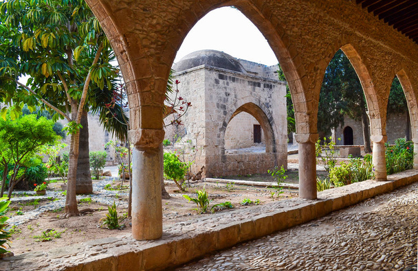Арці монастиря Айя-Напа, Кіпр. - Фото, зображення