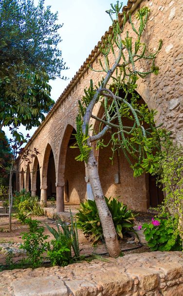 Арці монастиря Айя-Напа, Кіпр. - Фото, зображення