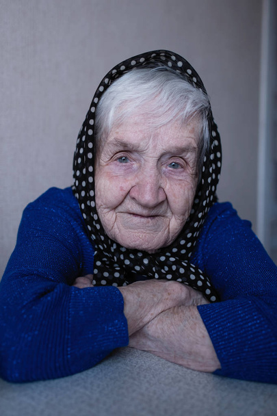 Портрет пожилой женщины с шарфом на голове
. - Фото, изображение