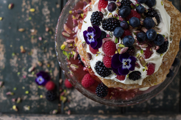 kremalı kek ve meyve - Fotoğraf, Görsel