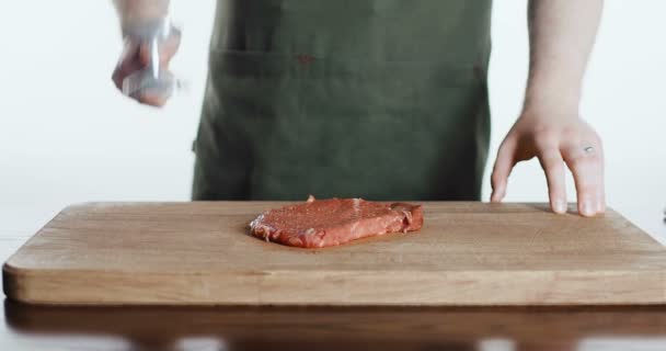 El cocinero gana a la carne en una tabla de cortar
 - Imágenes, Vídeo