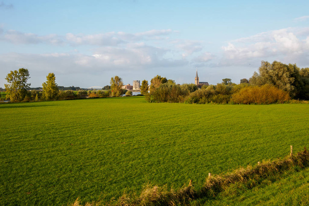 Overlooking fields and a river with a view of Doesburg - Foto, imagen