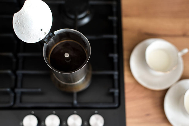 Valmistellaan perinteinen italialainen tyyli kahvia kahvin percolator. Keitän kahvia.
. - Valokuva, kuva